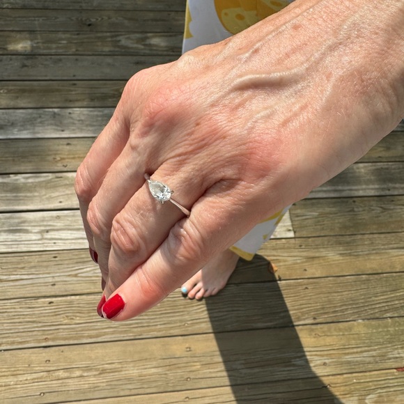 East West Trellis 1.08 carat simulated diamond ring. Size 9 - Picture 5 of 13